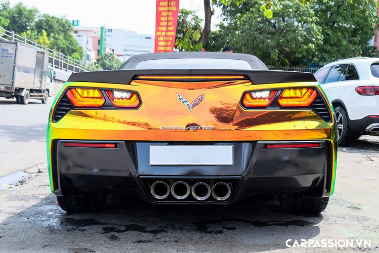 Đuôi xe mang những đường nét cứng cáp, khoang hành lí có dung tích “khủng”. Phiên bản C7 Stingray Convertible được trang bị một cánh gió nhỏ, bắt cố định vào cản sau, cụm đèn hậu LED được thiết kế theo dạng 3D, ở vị trí trung tâm là logo Crossflag và tên xe. Điểm gây ấn tượng nhất chính là cụm bốn ống xả thể thao được Chevrolet trang bị cho dòng xe Corvette C7 với âm thanh phát ra đầy uy lực.