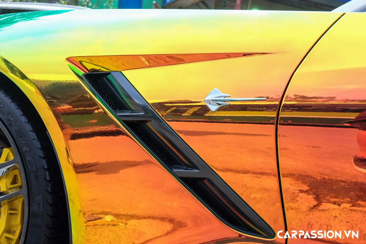 Phiên bản mui trần Corvette Stingray Convertible được trang bị phần mui vải màu đen, người lái có thể thực hiện thao tác đóng mở mui thông qua một nút bấm đặt bên trong khoang lái và quá trình này sẽ mất 15 giây để diễn ra. Một điểm thú vị là chiếc coupe Corvette C7 Stingray cũng có thể biến thành một chiếc xe mui trần với phần mui có thể tháo rời bằng tay khá dễ dàng, chúng ta chỉ cần mở 3 lẫy khóa đặt bên trong khoang lái, mui xe sẽ tự bật ra và có thể cất gọn vào khoang hành lí.