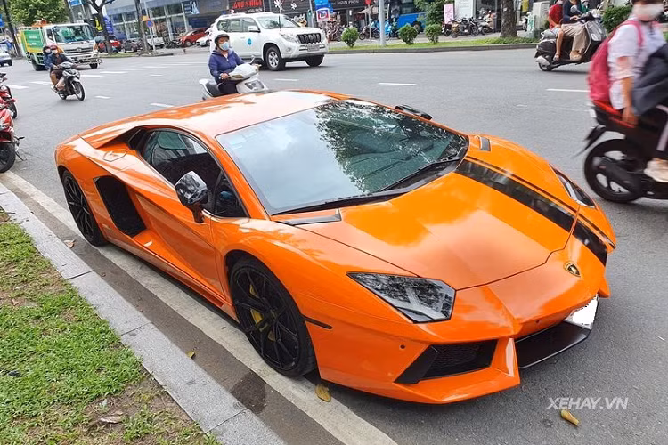 Siêu xe Ý giờ đây "cưỡi" trên bộ vành đa chấu của phiên bản roadster thay vì loại 5 chấu kép nguyên bản, các mâm xe đều được sơn đen làm nổi bật kẹp phanh màu vàng ẩn bên trong, điều này giúp tăng thêm sự cá tính của xe.