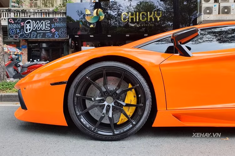 Chưa hết, Lamborghini Aventador còn được chủ nhân trang bị hệ thống ống xả Volcano của Fi Exhaust với giá bán không dưới 8.000 USD (184 triệu đồng), lái xe có thể điều chỉnh âm lượng của ống xả tùy theo ý muốn.