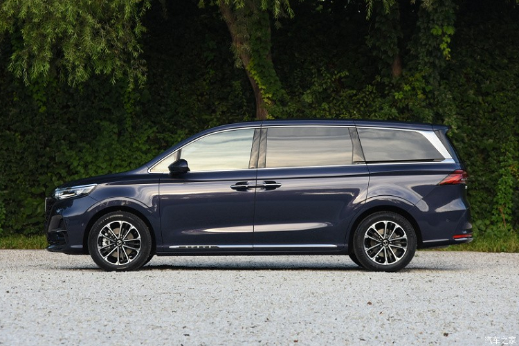 Trái ngược với thiết kế đầu xe, phần sườn xe của Roewe iMax8 lại khá đơn giản. Xe được trang bị cửa sổ cỡ lớn, đường vai đôi tạo cảm giác rắn chắc, bộ vành hợp kim đa chấu...