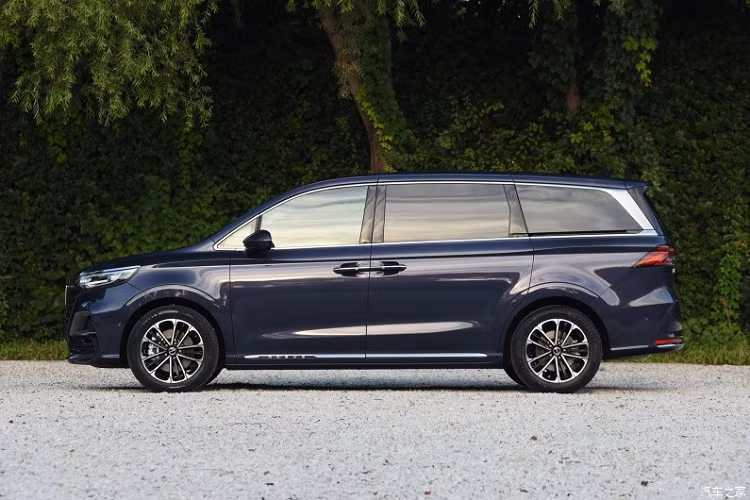 Trái ngược với thiết kế đầu xe, phần sườn xe của Roewe iMax8 lại khá đơn giản. Xe được trang bị cửa sổ cỡ lớn, đường vai đôi tạo cảm giác rắn chắc, bộ vành hợp kim đa chấu...