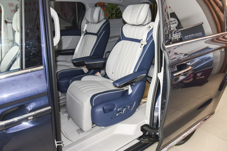 Thú vị hơn, ở hàng ghế trước có cả khay đựng bộ ấm chén uống trà và có thể trượt xuống hàng ghế thứ hai nhằm đáp ứng nhu cầu của khách hàng nội địa. Ở giữa Roewe iMax8 là 2 ghế thương gia độc lập, đi kèm cả tựa đầu, đệm đỡ bắp chân, có tính năng chỉnh điện, mát-xa, chỉnh điện và có thể dịch chuyển trong khoảng cách 360 mm.