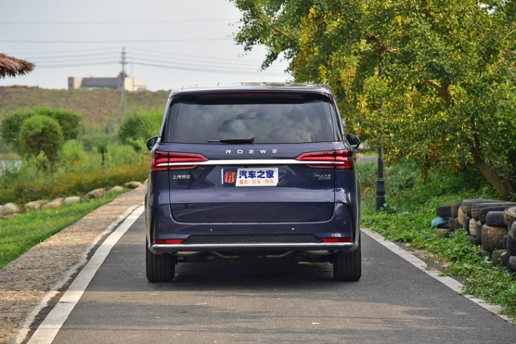 Về kích thước, mẫu xe ôtô Trung Quốc này sở hữu chiều dài 5.016 mm, rộng 1.909 mm, cao 1.782 mm và chiều dài cơ sở 3.000 mm. Như vậy, Roewe iMax8 có chiều rộng vượt trội hơn so với những mẫu MPV bình dân khác tại thị trường Trung Quốc.