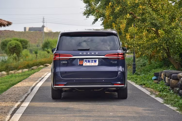 Về kích thước, mẫu xe ôtô Trung Quốc này sở hữu chiều dài 5.016 mm, rộng 1.909 mm, cao 1.782 mm và chiều dài cơ sở 3.000 mm. Như vậy, Roewe iMax8 có chiều rộng vượt trội hơn so với những mẫu MPV bình dân khác tại thị trường Trung Quốc.