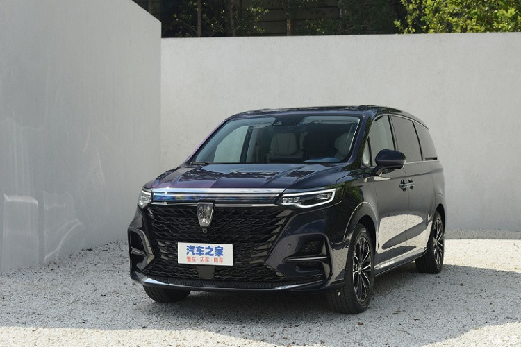 Trên đầu xe, Roewe iMax8 tại Trung Quốc được trang bị lưới tản nhiệt cực lớn, kéo dài xuống hết cản trước và gợi liên tưởng đến những chiếc xe Lexus. Các mắt lưới của lưới tản nhiệt được thiết kế nhằm tạo cảm giác dồn vào chính giữa.