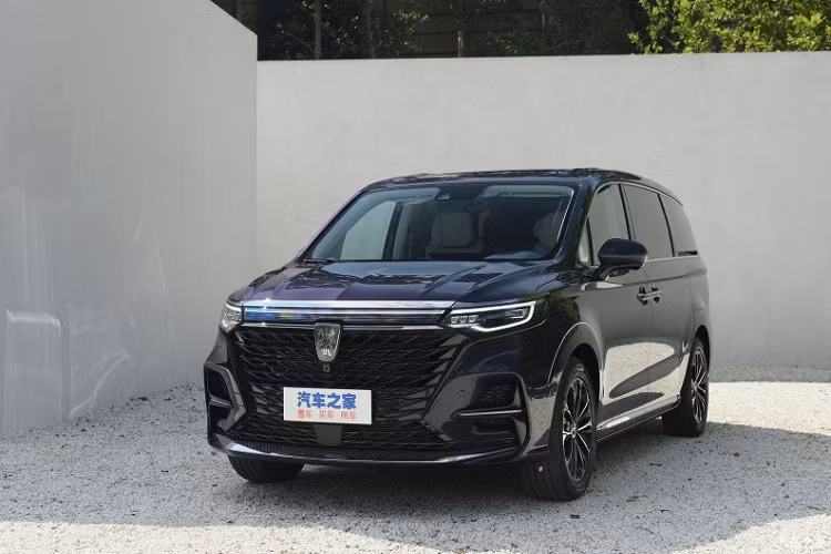 Trên đầu xe, Roewe iMax8 tại Trung Quốc được trang bị lưới tản nhiệt cực lớn, kéo dài xuống hết cản trước và gợi liên tưởng đến những chiếc xe Lexus. Các mắt lưới của lưới tản nhiệt được thiết kế nhằm tạo cảm giác dồn vào chính giữa.