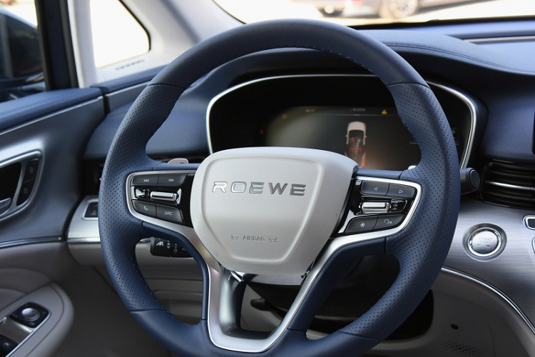 Những trang bị nội thất đáng chú ý khác của Roewe iMax8 bao gồm khay sạc điện thoại thông minh không dây, 2 cổng USB và ổ điện 12 V ở hàng trước trước hay 2 cổng USB ở hàng ghế thứ 2. Ngoài ra, dưới bệ tì tay trung tâm của hàng ghế đầu còn có ngăn đựng cốc có thể hâm nóng hoặc làm mát đồ uống.