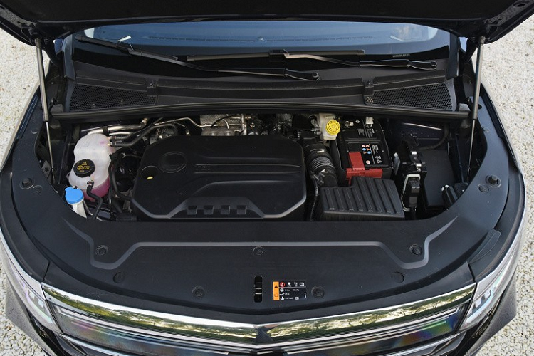 Nguồn cung cấp sức mạnh cho Roewe iMax8 là khối động cơ xăng 4 xi-lanh, tăng áp, dung tích 2.0 lít, sản sinh công suất tối đa 234 mã lực và mô-men xoắn cực đại 360 Nm. Động cơ kết hợp với hộp số tự động 8 cấp. Cuối cùng là những trang bị an toàn như camera 360 độ, radar hỗ trợ đỗ xe trước/sau, phanh chủ động, hệ thống kiểm soát hành trình thích ứng và phát hiện điểm mù.