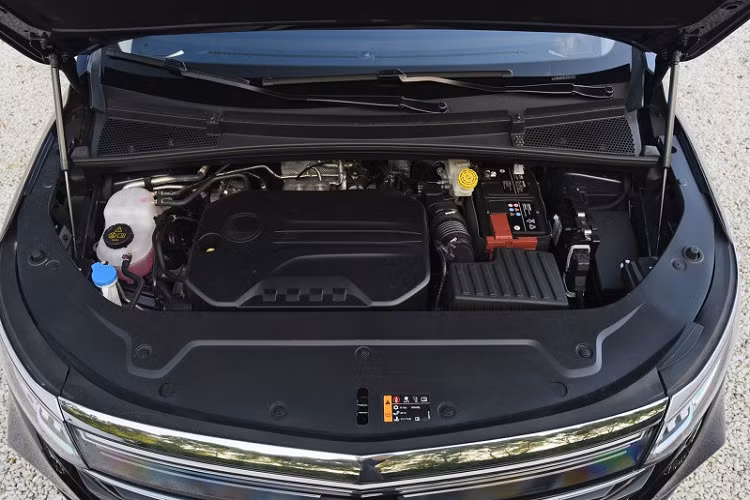 Nguồn cung cấp sức mạnh cho Roewe iMax8 là khối động cơ xăng 4 xi-lanh, tăng áp, dung tích 2.0 lít, sản sinh công suất tối đa 234 mã lực và mô-men xoắn cực đại 360 Nm. Động cơ kết hợp với hộp số tự động 8 cấp. Cuối cùng là những trang bị an toàn như camera 360 độ, radar hỗ trợ đỗ xe trước/sau, phanh chủ động, hệ thống kiểm soát hành trình thích ứng và phát hiện điểm mù.