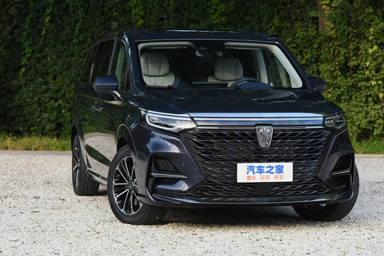 Vào hồi tháng 9 năm nay, Roewe - thương hiệu con của tập đoàn SAIC Trung Quốc - đã công bố những hình ảnh và thông tin chính thức của mẫu MPV cỡ lớn hoàn toàn mới mang tên iMax8. Đến nay, mẫu xe này đã chính thức được bày bán tại thị trường Trung Quốc. Được chia thành 4 phiên bản, giá xe Roewe iMax8 từ 188.800 - 253.800 Nhân dân tệ (khoảng 655 - 880 triệu đồng). Như vậy, mẫu MPV này rẻ hơn cả Toyota Innova tại Việt Nam (750 - 989 triệu đồng) dù kích thước lớn hơn.