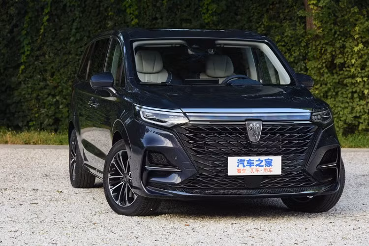 Vào hồi tháng 9 năm nay, Roewe - thương hiệu con của tập đoàn SAIC Trung Quốc - đã công bố những hình ảnh và thông tin chính thức của mẫu MPV cỡ lớn hoàn toàn mới mang tên iMax8. Đến nay, mẫu xe này đã chính thức được bày bán tại thị trường Trung Quốc. Được chia thành 4 phiên bản, giá xe Roewe iMax8 từ 188.800 - 253.800 Nhân dân tệ (khoảng 655 - 880 triệu đồng). Như vậy, mẫu MPV này rẻ hơn cả Toyota Innova tại Việt Nam (750 - 989 triệu đồng) dù kích thước lớn hơn.