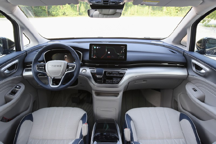 Đặc biệt, Roewe iMax8 còn được trang bị hệ thống Zebra Zhixing VENUS, cung cấp những tính năng ra lệnh bằng giọng nói và kết nối với thiết bị tại gia. Hệ thống này cho phép người dùng chỉnh những thiết bị thông minh tại nhà như điều hòa, đèn, lọc không khí hay rô-bốt dọn dẹp.