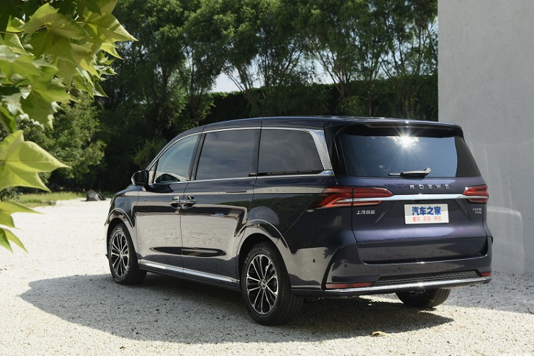 Theo hãng Roewe, mẫu MPV cỡ lớn này có tính năng mở cửa không cần chìa khóa ở 4 cửa và cửa cốp chỉnh điện. Ngoài ra, cửa sau của xe còn có tính năng trượt chỉnh điện. Bên trong Roewe iMax8 là không gian nội thất bọc da, có thể phối 2 tông màu. Trước mặt người lái là vô lăng 3 chấu tích hợp phím chức năng...