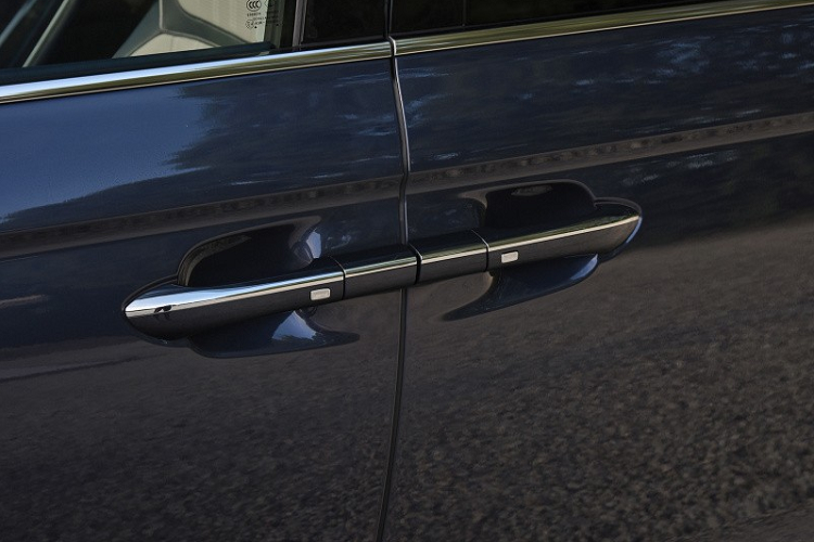 Bảng đồng hồ kỹ thuật số với màn hình LCD có kích thước 12,3 inch và màn hình trung tâm 12,3 inch nằm độc lập trên mặt táp-lô. Đằng sau ghế trước có thêm màn hình 10 inch kết nối với hệ thống đa phương tiện của xe và hỗ trợ cả tính năng ra lệnh bằng giọng nói.