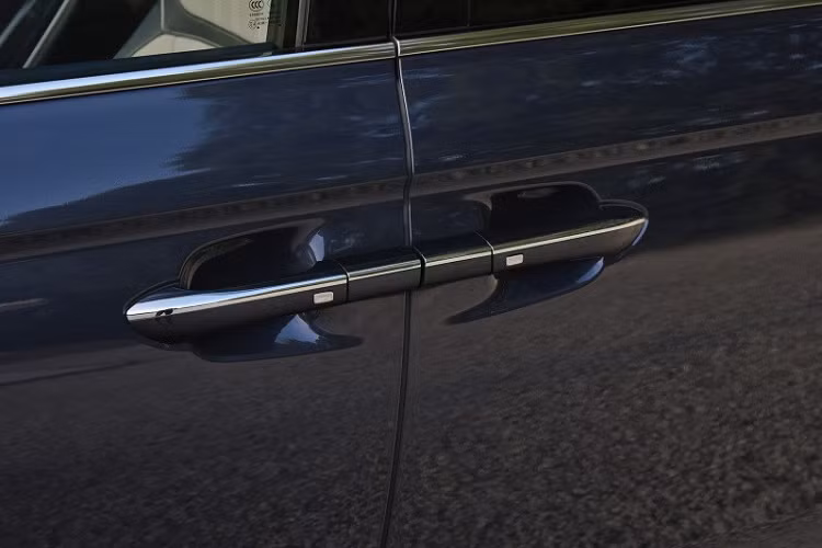 Bảng đồng hồ kỹ thuật số với màn hình LCD có kích thước 12,3 inch và màn hình trung tâm 12,3 inch nằm độc lập trên mặt táp-lô. Đằng sau ghế trước có thêm màn hình 10 inch kết nối với hệ thống đa phương tiện của xe và hỗ trợ cả tính năng ra lệnh bằng giọng nói.