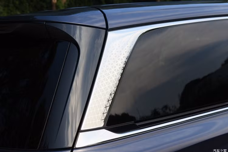 Đằng sau, Roewe iMax8 được trang bị đèn hậu nằm ngang, nối với nhau bằng nẹp mạ crôm ở giữa. Thêm vào đó là tem chữ nổi "Roewe" trên cửa cốp sau và cánh gió mui tích hợp đèn phanh trên cao.