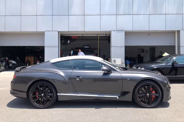 Số lượng dòng xe Coupe siêu sang thể thao Bentley Continental GT đời mới nhất tại Việt Nam hiện chỉ đếm trên đầu ngón tay, trước đó, đa phần các mẫu xe Bentley Continental GT thế hệ thứ 3 về Việt Nam đều được trang bị động cơ W12. Mãi đến nay, chiếc Bentley Continental GT V8 2020 đầu tiên và duy nhất ở dải đất hình chữ S đã có mặt.
