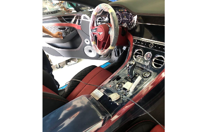 Động cơ của Bentley Continental GT V8 thế hệ mới là trái tim V8, dung tích 4.0L lít, 32 van, được tích hợp bộ tăng áp turbo kép, sản sinh ra công suất tối đa 542 mã lực tại vòng tua máy 6.000 vòng/phút và mô-men xoắn cực đại 770 Nm tại dải vòng tua máy 2.000 đến 4.000 vòng/phút. So với Bentley Continental GT W12, các thông số trên Bentley Continental GT V8 rõ ràng kém 84 mã lực ở công suất và 130 Nm. Bù lại, mức giá bán của Bentley Continental GT V8 cũng mềm hơn so với bản W12.