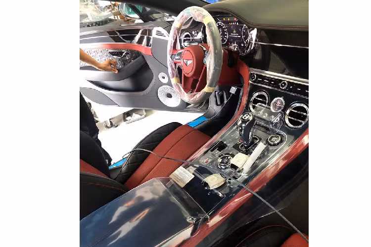 Động cơ của Bentley Continental GT V8 thế hệ mới là trái tim V8, dung tích 4.0L lít, 32 van, được tích hợp bộ tăng áp turbo kép, sản sinh ra công suất tối đa 542 mã lực tại vòng tua máy 6.000 vòng/phút và mô-men xoắn cực đại 770 Nm tại dải vòng tua máy 2.000 đến 4.000 vòng/phút. So với Bentley Continental GT W12, các thông số trên Bentley Continental GT V8 rõ ràng kém 84 mã lực ở công suất và 130 Nm. Bù lại, mức giá bán của Bentley Continental GT V8 cũng mềm hơn so với bản W12.