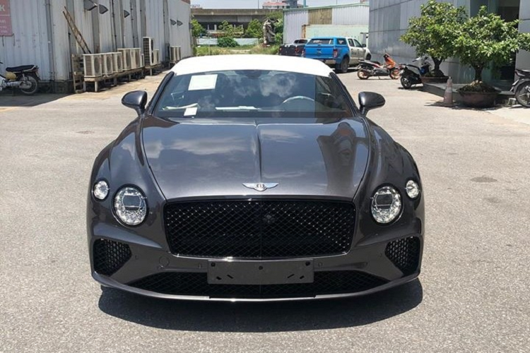 Được biết, chiếc Coupe siêu sang thể thao Bentley Continental GT V8 thế hệ thứ 3 đầu tiên về Việt Nam được nhập khẩu chính hãng. Chiếc xe này được một doanh nhân kín tiếng đặt hàng chính hãng để tặng cho vợ. Thời gian từ lúc đặt hàng cho đến khi chiếc Bentley Continental GT V8 2020 mới về Việt Nam và được thông quan là gần 1 năm.