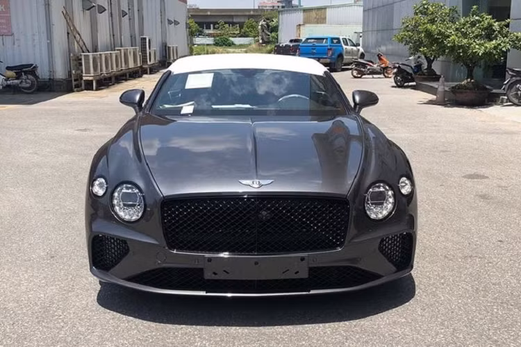 Được biết, chiếc Coupe siêu sang thể thao Bentley Continental GT V8 thế hệ thứ 3 đầu tiên về Việt Nam được nhập khẩu chính hãng. Chiếc xe này được một doanh nhân kín tiếng đặt hàng chính hãng để tặng cho vợ. Thời gian từ lúc đặt hàng cho đến khi chiếc Bentley Continental GT V8 2020 mới về Việt Nam và được thông quan là gần 1 năm.