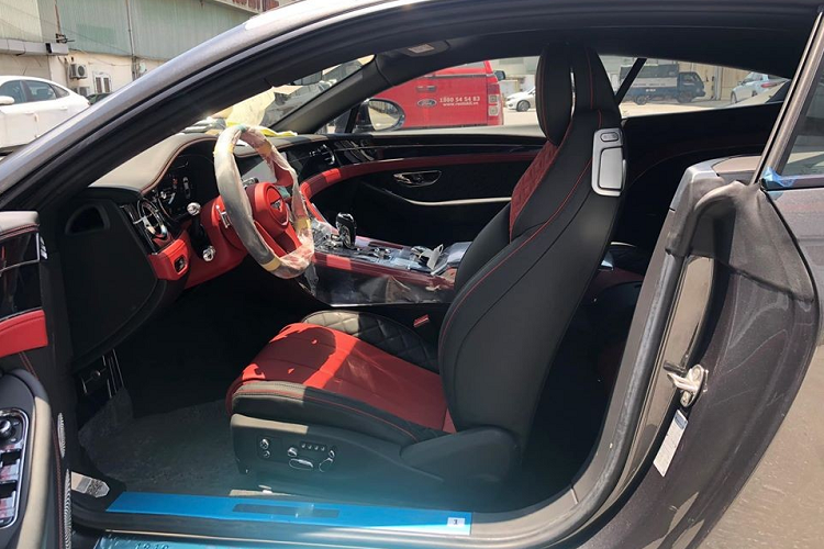 Bentley Continental GT V8 thế hệ thứ 3 đầu tiên về Việt Nam có màu sơn xám đi kèm với bộ mâm 22 inch 5 chấu kép sơn đen mờ do bộ phận Mulliner phát triển cùng kẹp phanh màu đỏ nổi bật. Chưa hết, chiếc xe Bentley Continental GT V8 thế hệ thứ 3 duy nhất tại Việt Nam hiện nay còn có gói trang bị Blackline với điểm nhấn là lưới tản nhiệt, hốc gió trước, hốc gió bên hông, viền đèn pha và đèn hậu đều sơn đen. Cuối cùng là đường viền chạy dọc thân xe hoàn thành màu đen.