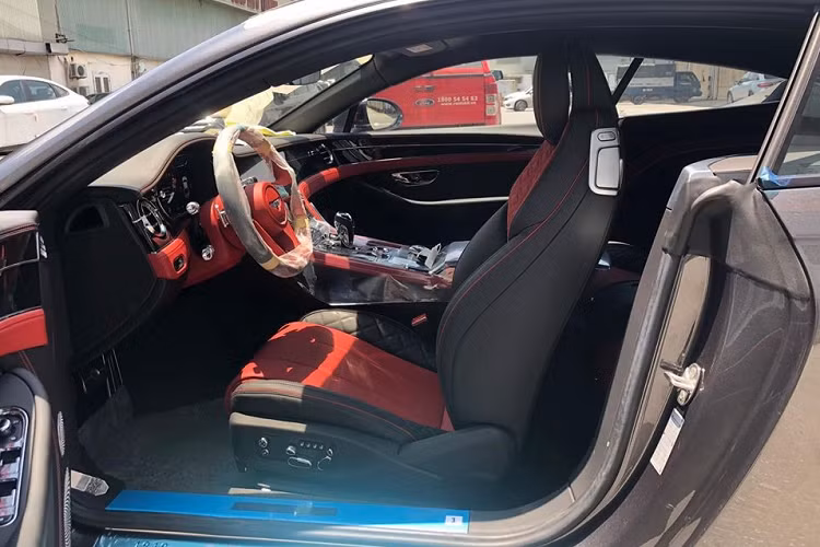 Bentley Continental GT V8 thế hệ thứ 3 đầu tiên về Việt Nam có màu sơn xám đi kèm với bộ mâm 22 inch 5 chấu kép sơn đen mờ do bộ phận Mulliner phát triển cùng kẹp phanh màu đỏ nổi bật. Chưa hết, chiếc xe Bentley Continental GT V8 thế hệ thứ 3 duy nhất tại Việt Nam hiện nay còn có gói trang bị Blackline với điểm nhấn là lưới tản nhiệt, hốc gió trước, hốc gió bên hông, viền đèn pha và đèn hậu đều sơn đen. Cuối cùng là đường viền chạy dọc thân xe hoàn thành màu đen.