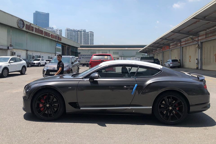 Hiện không rõ giá xe Bentley Continental GT phiên bản V8 đầu tiên về Việt Nam, chỉ biết rằng, những chiếc Bentley Continental GT 2020 bản W12 trước đó tại dải đất hình chữ S có bảng giá tính lệ phí trước bạ là 20,2 tỷ đồng. Còn giá xe Bentley Continental GT V8 2020 lúc mới ra mắt vào khoảng 207.825 đô la, tương đương 4,8 tỷ đồng. Mức giá này chưa bao gồm các tuỳ chọn của khách hàng.