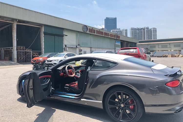 Hiện chiếc Coupe siêu sang thể thao Bentley Continental GT V8 thế hệ thứ 3 duy nhất tại Việt Nam đang có mặt tại đại lý Bentley Việt Nam để kiểm tra các công đoạn cuối cùng trước khi bàn giao cho chủ nhân. Như vậy, số lượng dòng xe Bentley Continental GT thế hệ thứ 3 tại Việt Nam đa phần đều được nhập khẩu chính hãng.