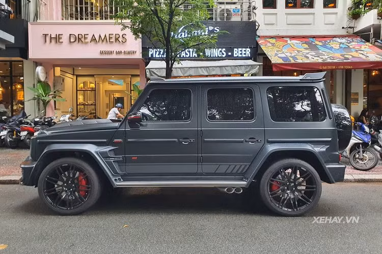 Chưa hết, nắp ca-pô cũng được làm lại bằng sợi carbon tích hợp hai hốc hút gió cỡ lớn và logo Brabus. Xe còn được bổ sung hai dải đèn LED trợ sáng được ốp bằng sợi carbon.