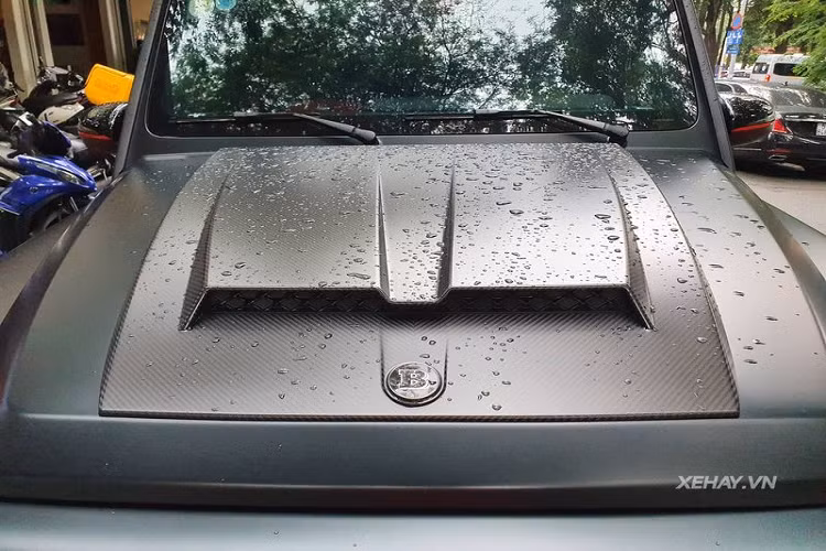 Kết quả là chiếc Mercedes-AMG G63 Edition 1 có diện mạo mạnh mẽ và nổi bật hơn hẳn. Gói nâng cấp của Brabus bao gồm cản trước mới hoàn toàn, chiều ngang của thân xe được nới rộng hơn, logo Brabus với chữ B màu đỏ nổi bật ở chính giữa lưới tản nhiệt (thay thế logo Mercedes-Benz), ngay bên cạnh chiếc logo lớn là một logo nhỏ khác.