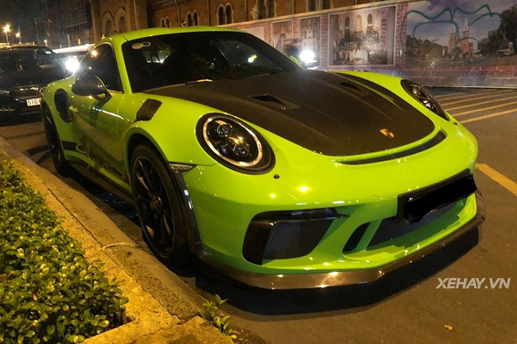 Có số lượng rất hiếm tại Việt Nam, Porsche 911 GT3 RS mới luôn thu hút ánh nhìn của người đi đường bởi thiết kế ấn tượng và "danh tính" cao quý, chiếc xe này càng đặc biệt hơn khi nó sở hữu màu sơn tùy chọn Lizard Green độc nhất vô nhị.