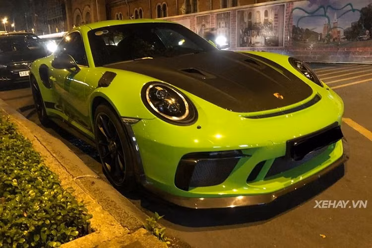 Có số lượng rất hiếm tại Việt Nam, Porsche 911 GT3 RS mới luôn thu hút ánh nhìn của người đi đường bởi thiết kế ấn tượng và "danh tính" cao quý, chiếc xe này càng đặc biệt hơn khi nó sở hữu màu sơn tùy chọn Lizard Green độc nhất vô nhị.