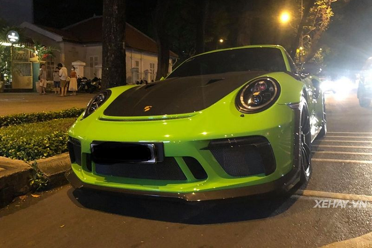 Là phiên bản hiệu suất cao của 911 và được mệnh danh là "Xe đua đường phố", siêu xe Porsche 911 GT3 RS mang trên mình những công nghệ dành riêng cho xe đua. Tuy nhiên, diện mạo của 911 GT3 RS cũng rất đáng chú ý.