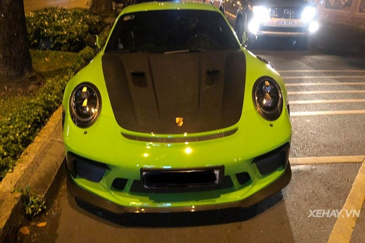 Làm tròn vẻ ngoài thể thao của Porsche 911 GT3 RS là bộ vành hợp kim nguyên khối màu Aurum có kích thước 20 inch ở phía trước và bánh sau 21 inch, kết hợp cùng bộ lốp mỏng kẹp phanh màu vàng tương phản giúp tăng thêm độ nổi bật của xe.