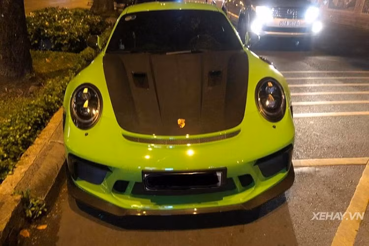 Làm tròn vẻ ngoài thể thao của Porsche 911 GT3 RS là bộ vành hợp kim nguyên khối màu Aurum có kích thước 20 inch ở phía trước và bánh sau 21 inch, kết hợp cùng bộ lốp mỏng kẹp phanh màu vàng tương phản giúp tăng thêm độ nổi bật của xe.
