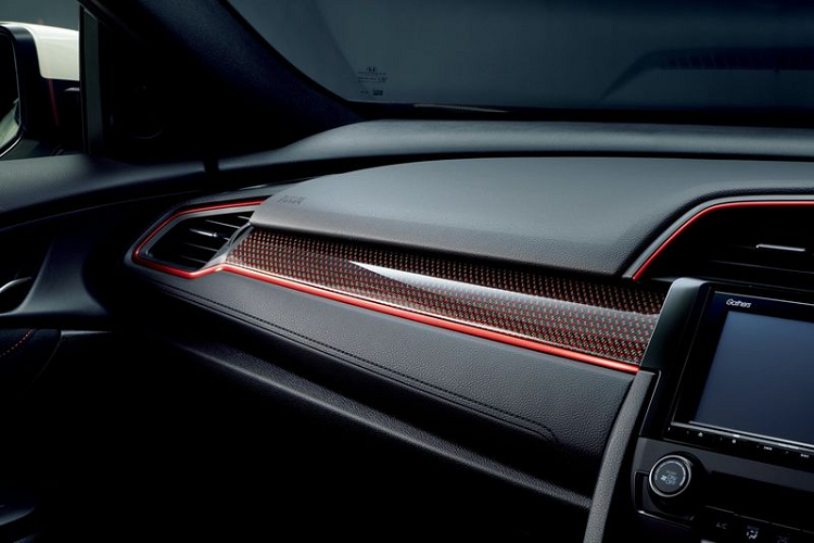 Để bảo vệ lớp sơn của Civic Type R khỏi việc trầy xước, Honda Access cũng cung cấp màng bảo vệ cho tay nắm cửa, ngưỡng cửa, viền cửa và cản sau. Chiếc xe thể thao Nhật Bản còn có thể được trang bị một tấm che đặc biệt dành cho cánh gió lớn phía sau.