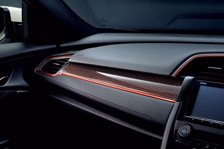 Để bảo vệ lớp sơn của Civic Type R khỏi việc trầy xước, Honda Access cũng cung cấp màng bảo vệ cho tay nắm cửa, ngưỡng cửa, viền cửa và cản sau. Chiếc xe thể thao Nhật Bản còn có thể được trang bị một tấm che đặc biệt dành cho cánh gió lớn phía sau.