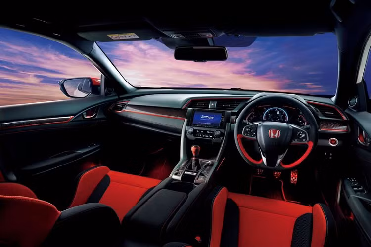 Bên trong, danh sách các phụ kiện từ Honda Access gồm trang trí màu đỏ được chiếu sáng ở mỗi bên của bảng điều khiển trung tâm và một núm chuyển số tùy chỉnh phủ nhôm hoặc bọc da đỏ.