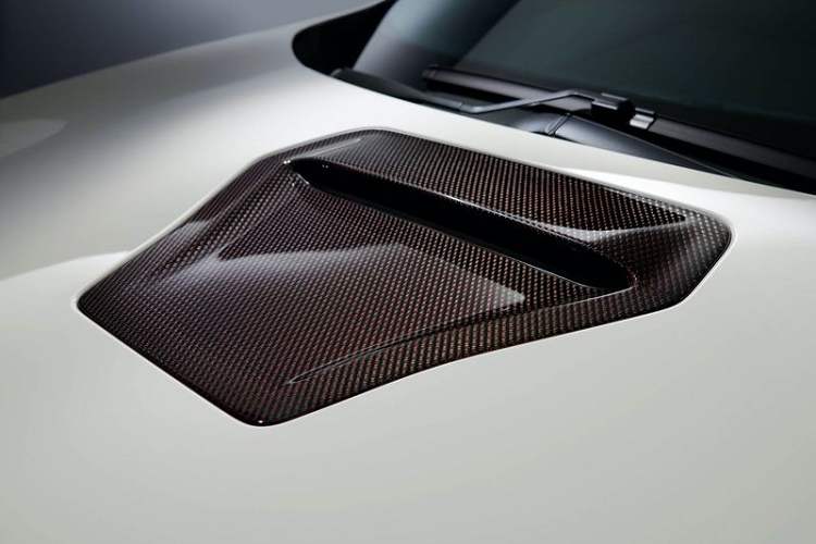 Đầu tiên, Civic Type R thế hệ mới nhận được một khe gió thể thao trên mui bằng sợi carbon dệt kết hợp sợi polyester màu đỏ.