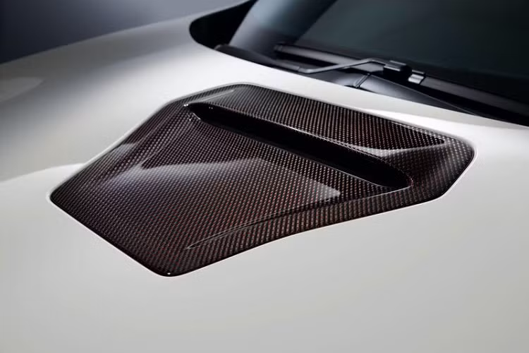 Đầu tiên, Civic Type R thế hệ mới nhận được một khe gió thể thao trên mui bằng sợi carbon dệt kết hợp sợi polyester màu đỏ.