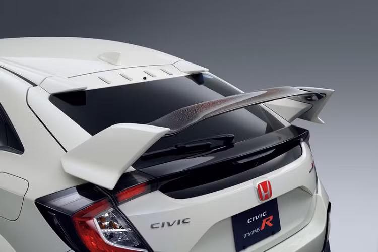 Quy trình sản xuất tương tự được áp dụng cho việc chế tạo cánh gió sau cũng như các chi tiết trang trí bằng sợi carbon ở táp-lô, cụm điều khiển trung tâm và các mặt bên trong cánh cửa.