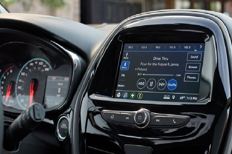 Bỏ ra số tiền trên, khách hàng Mỹ sẽ nhận về bản tiêu chuẩn LS của Chevrolet Spark 2021, được trang bị hệ thống thông tin giải trí với màn hình cảm ứng 7 inch tiêu chuẩn, hỗ trợ Android Auto và Apple CarPlay. Ngoài ra, xe còn có khoang hành lý với thể tích 770 lít nếu ghế sau gập xuống, camera lùi và 10 túi khí ở bản LS tiêu chuẩn.