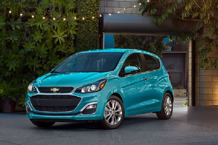 Dù ở bản nào, Chevrolet Spark 2021 cũng sử dụng động cơ xăng 4 xi-lanh thẳng hàng, DOHC, dung tích 1.4L, sản sinh công suất tối đa 98 mã lực tại tua máy 6.200 vòng/phút và mô-men xoắn cực đại 127 Nm tại tua máy 4.400 vòng/phút. Động cơ kết hợp với hộp số sàn 5 cấp tiêu chuẩn hoặc CVT tùy chọn. Mức tiêu thụ nhiên liệu trung bình của Chevrolet Spark 2021 số sàn là 8,1 lít/100 km trong khi con số tương ứng của bản CVT là 7,8 lít/100 km.
