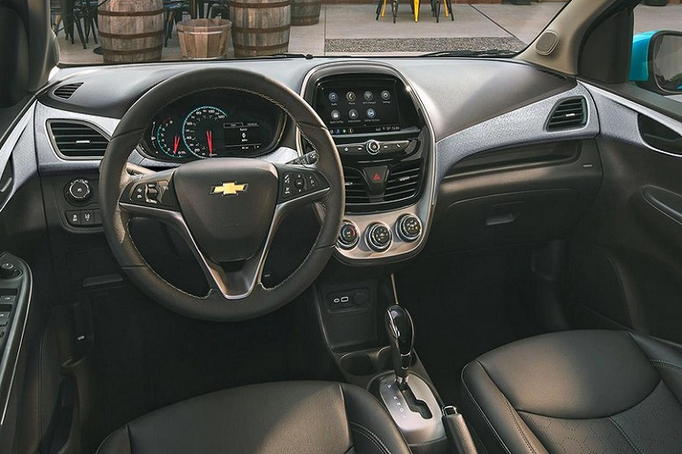 Ở phiên bản 2021, giá xe Chevrolet Spark mới được bán với mức khởi điểm chỉ từ 13.400 USD (khoảng 311 triệu đồng). So với VinFast Fadil tại Việt Nam vốn có giá từ 359,6 - 426,6 triệu đồng, Chevrolet Spark 2021 ở Mỹ rẻ hơn một chút.