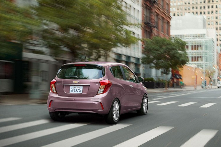 Có thể nói rằng, Chevrolet Spark giá rẻ là mẫu "anh em" với VinFast Fadil tại Việt Nam. VinFast Fadil vốn được phát triển dựa trên mẫu xe Opel Karl Rock ở thị trường châu Âu. Trong khi đó, Opel Karl Rock lại là phiên bản đổi tên và đổi thiết kế của Chevrolet Spark.