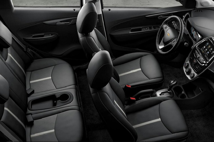 Tiếp đến là bản 1LT với giá từ 15.300 USD (khoảng 355 triệu đồng). Ở bản này, Chevrolet Spark 2021 được trang bị vành hợp kim 15 inch, tính năng mở cửa không cần chìa khóa, hệ thống báo động chống trộm, vô lăng đa chức năng, cửa sổ chỉnh điện và khóa điện.