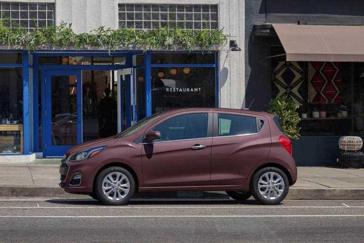 Nhìn chung, Chevrolet Spark 2021 tại thị trường Mỹ không có gì thay đổi so với trước, trừ 2 màu sơn ngoại thất mới là cam Cayenne Orange và xanh Mystic Blue. Tuy nhiên, khách hàng Mỹ phải chi thêm tiền mới có thể mua xe sơn 2 màu này.