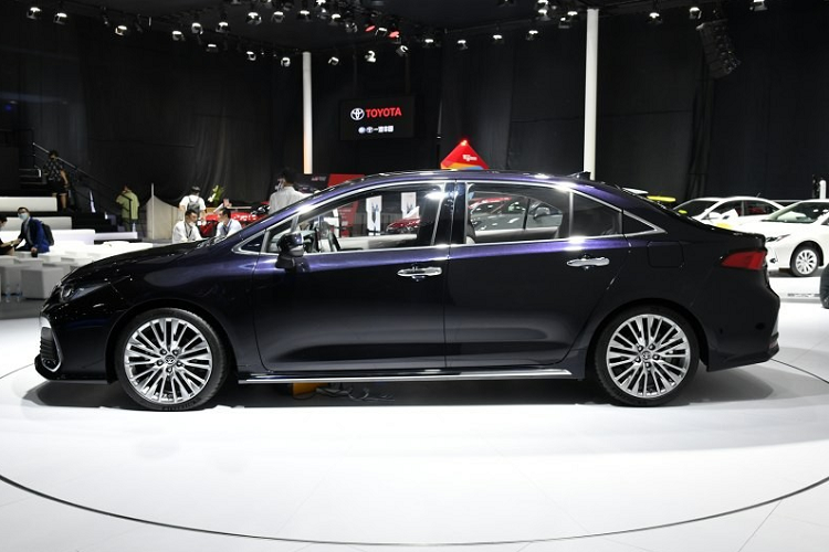 Là sản phẩm của liên doanh FAW-Toyota, Allion 2021 được phát triển dựa trên cớ sở gầm bệ TNGA tương tự Avalon, Camry và Corolla Altis. Đồng thời, Toyota Allion thế hệ mới cũng được định vị giữa Corolla Altis và Avalon tại thị trường tỷ dân này. Xe sở hữu chiều dài cơ sở 2.750 mm, nhỉnh hơn Corolla Altis nhưng lại ngắn hơn Avalon. Đây là một mẫu sedan "lỡ cỡ", không phải là xe cỡ C cũng chẳng hẳn là ôtô hạng D.